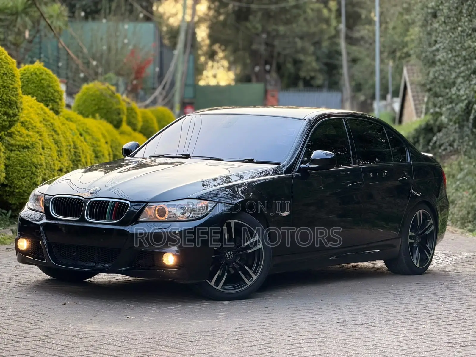 BMW 320i Sedan RWD 2011 Black