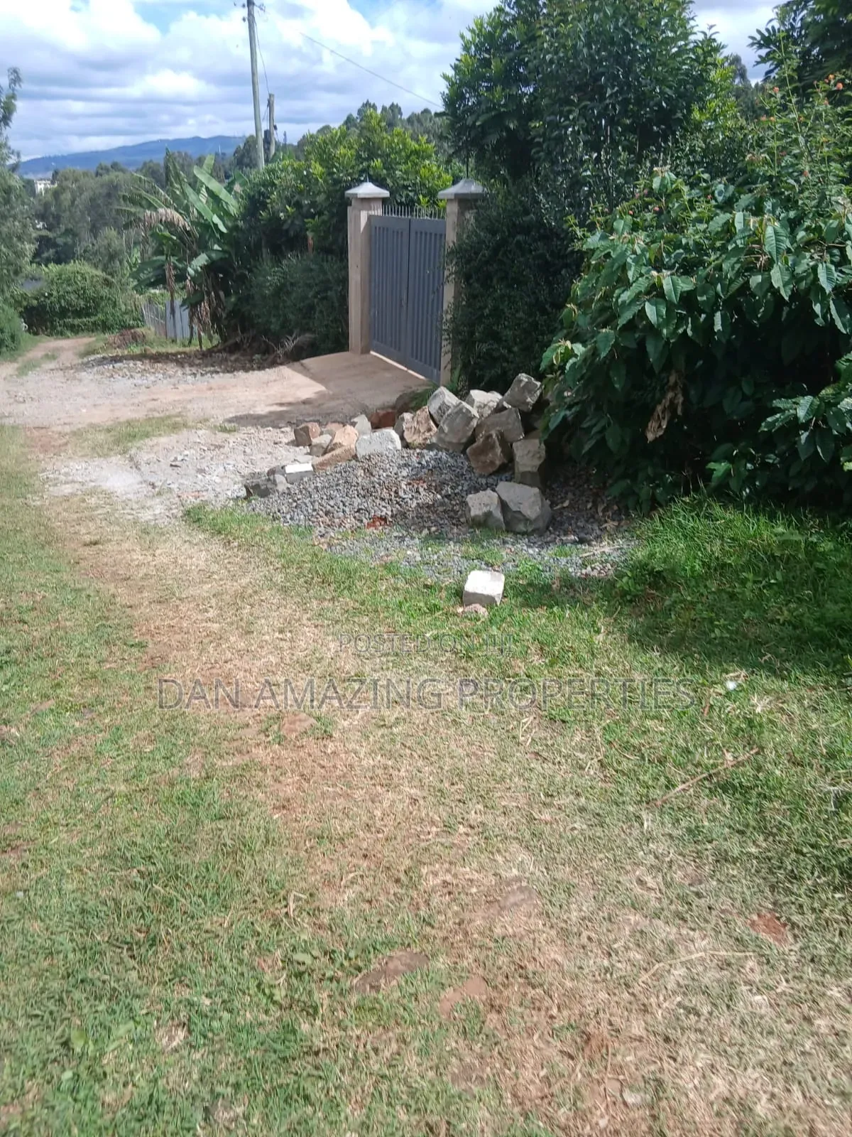3/4 Acre for Sale in Kerarapon Drive Ideal F Residential Pure Red Soil