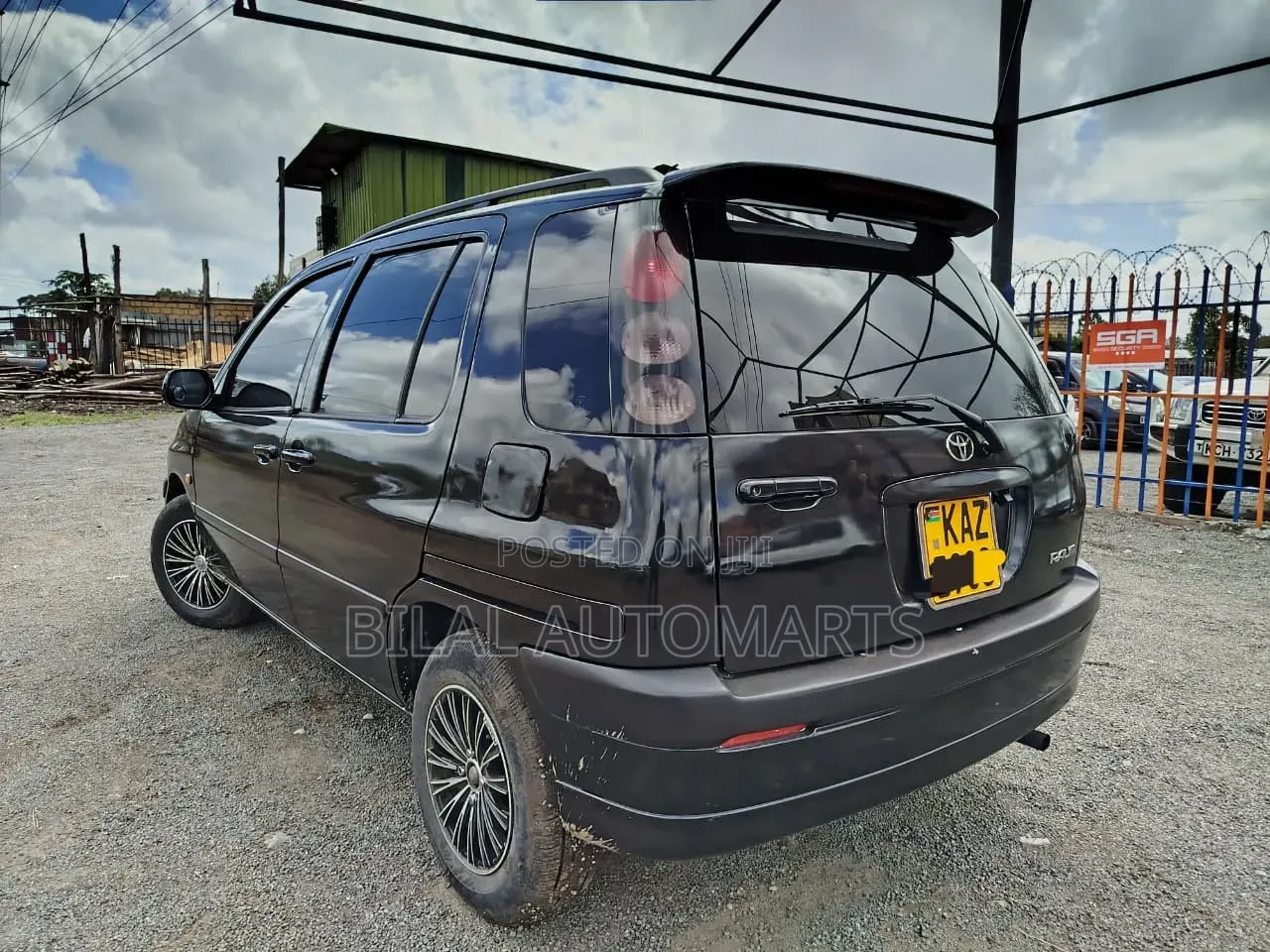 Toyota Raum 2000 Black