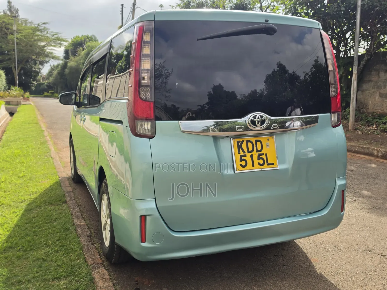 Toyota Noah 2.0 FWD (8 Seater) 2015 Burgundy