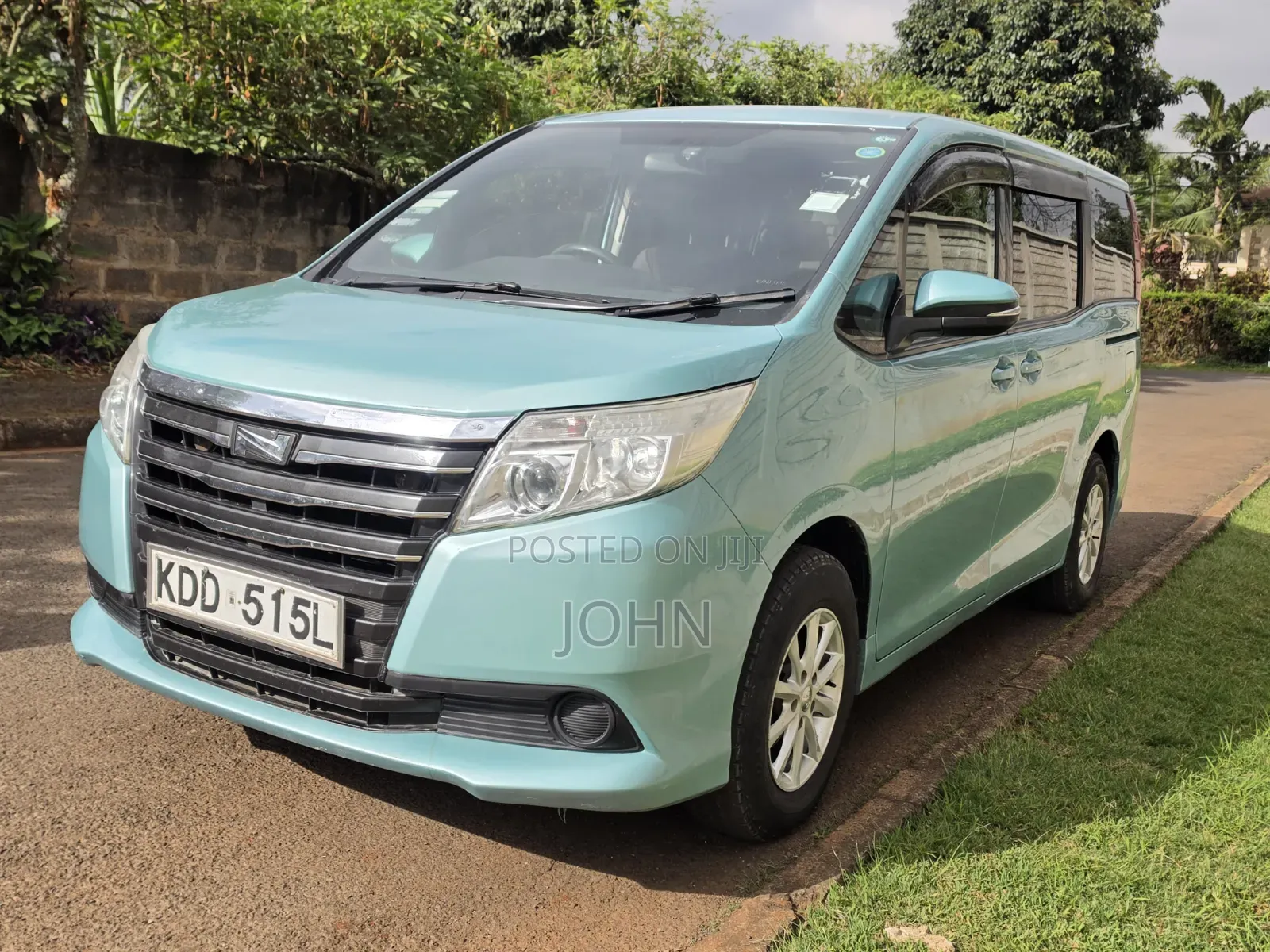 Toyota Noah 2.0 FWD (8 Seater) 2015 Burgundy