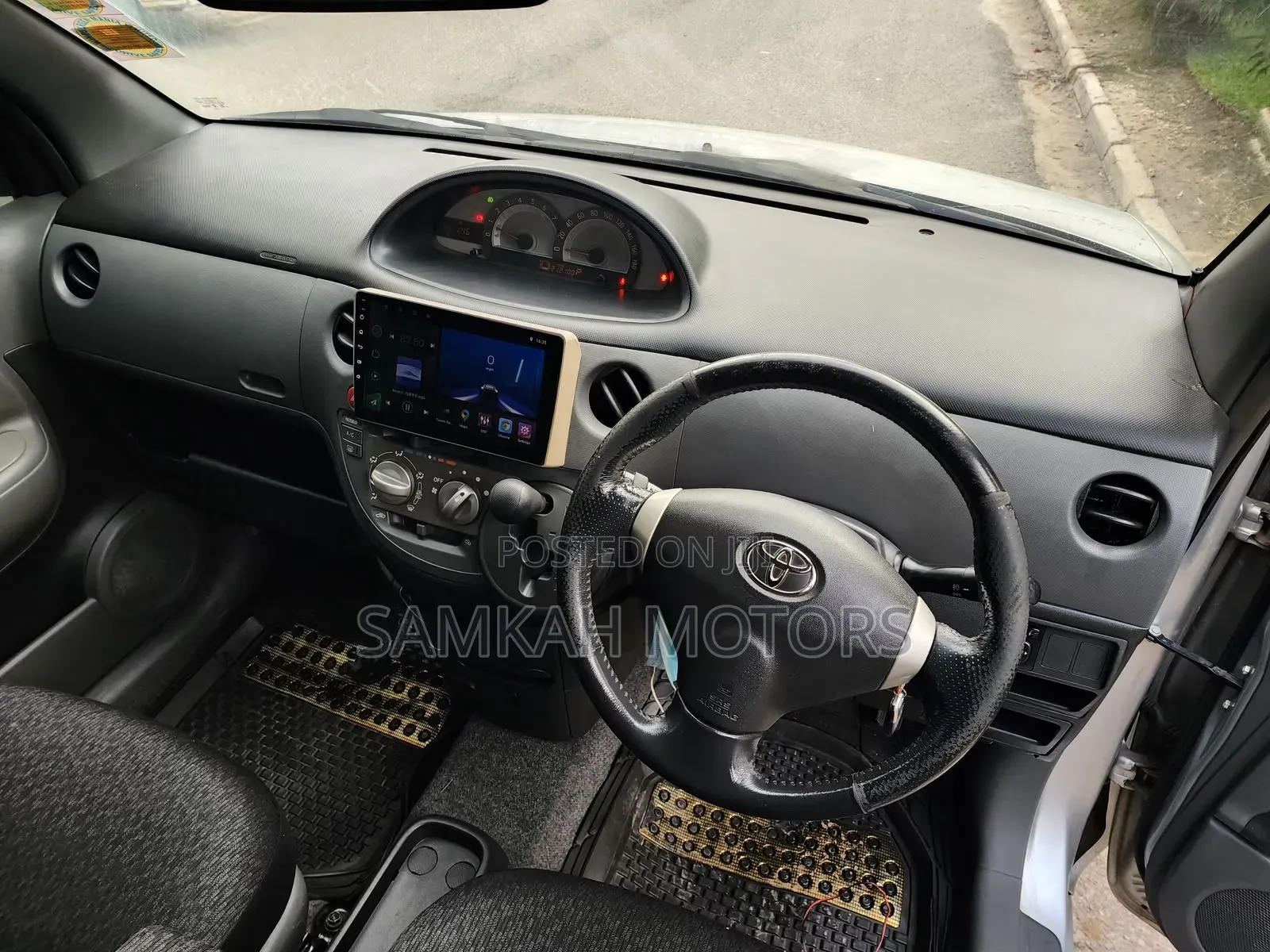 Toyota Sienta 2013 Silver
