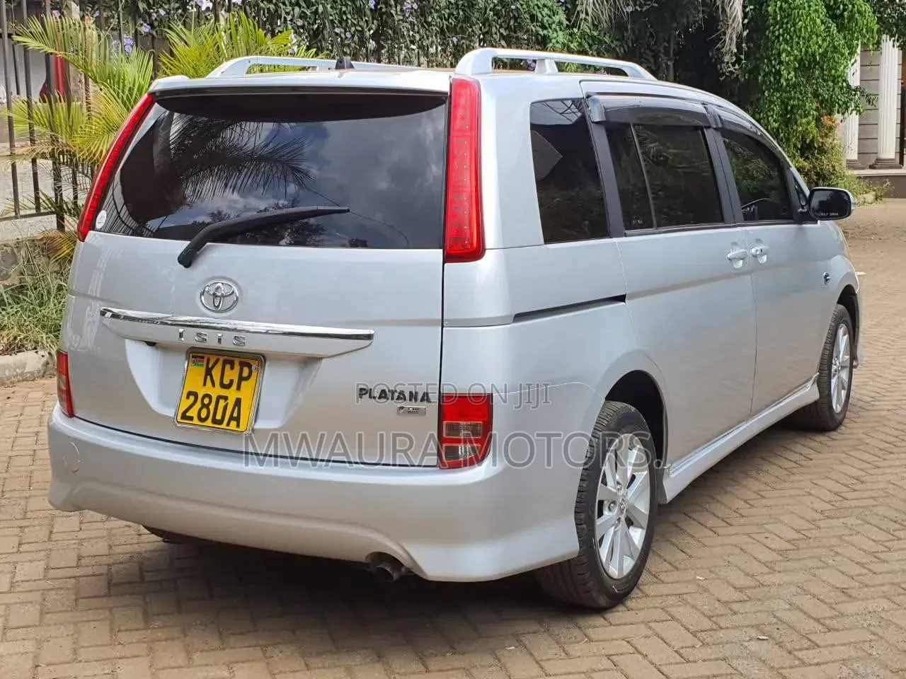 Toyota ISIS 1.8 Platana 2WD 2010 Silver