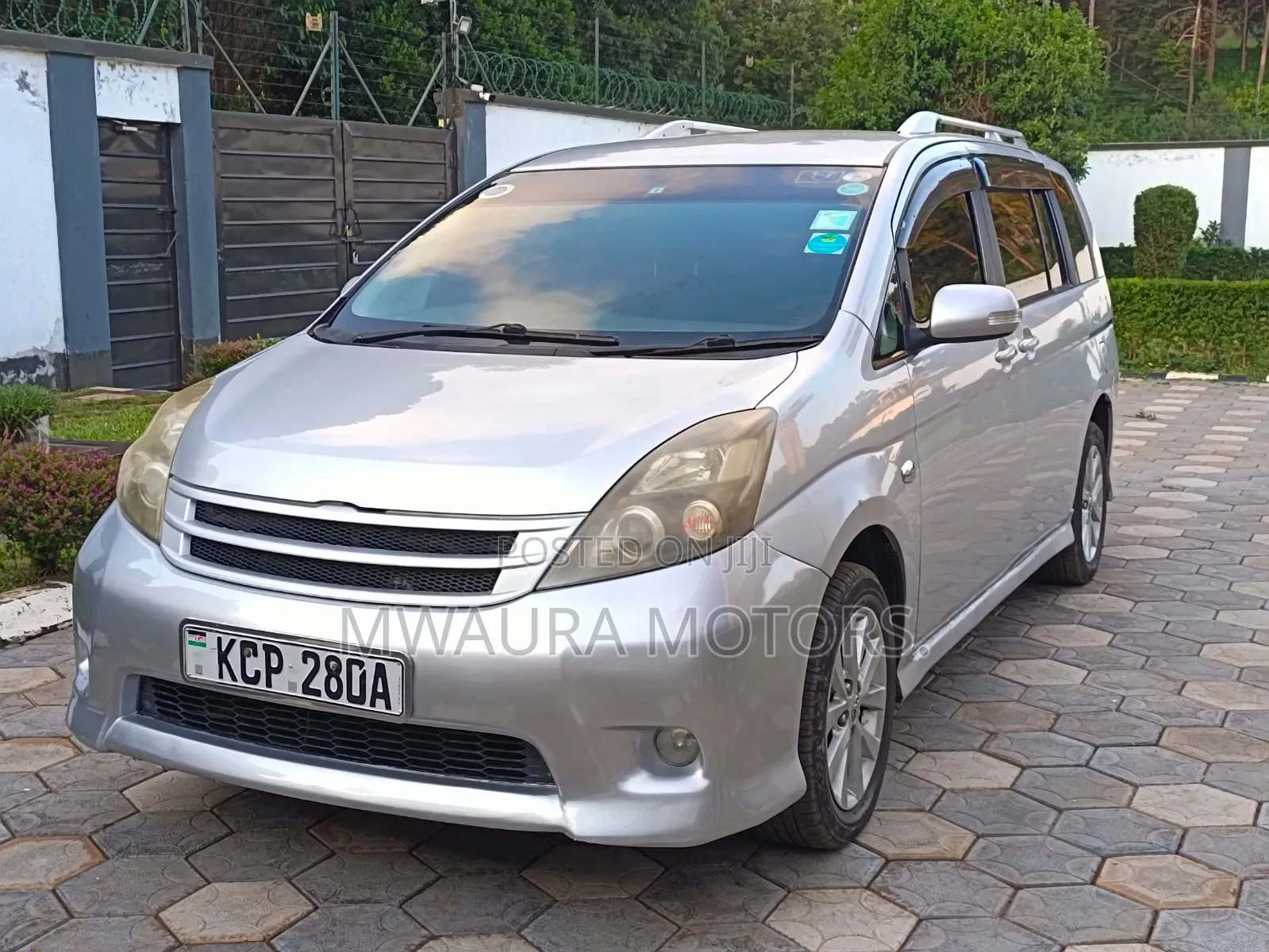 Toyota ISIS 1.8 Platana 2WD 2010 Silver