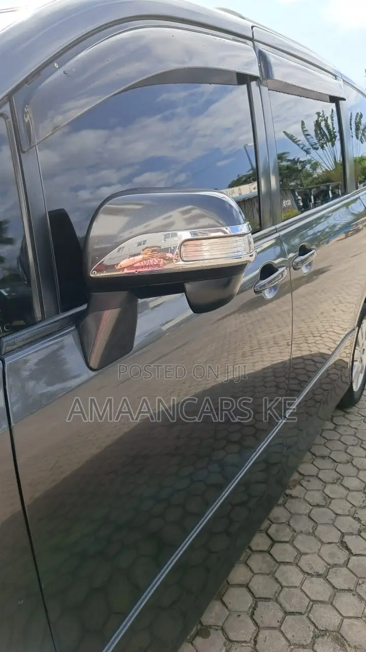 Toyota Noah 2.0 143hp FWD (7 Seater) 2007 Gray