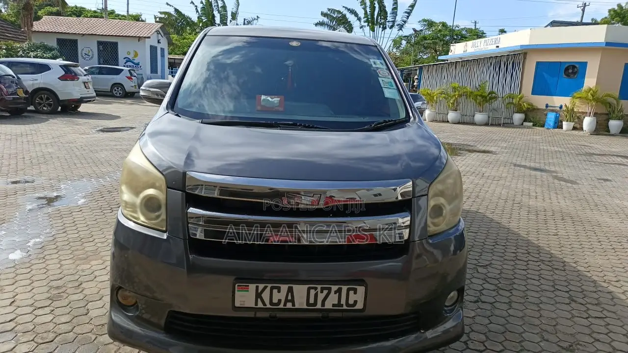 Toyota Noah 2.0 143hp FWD (7 Seater) 2007 Gray