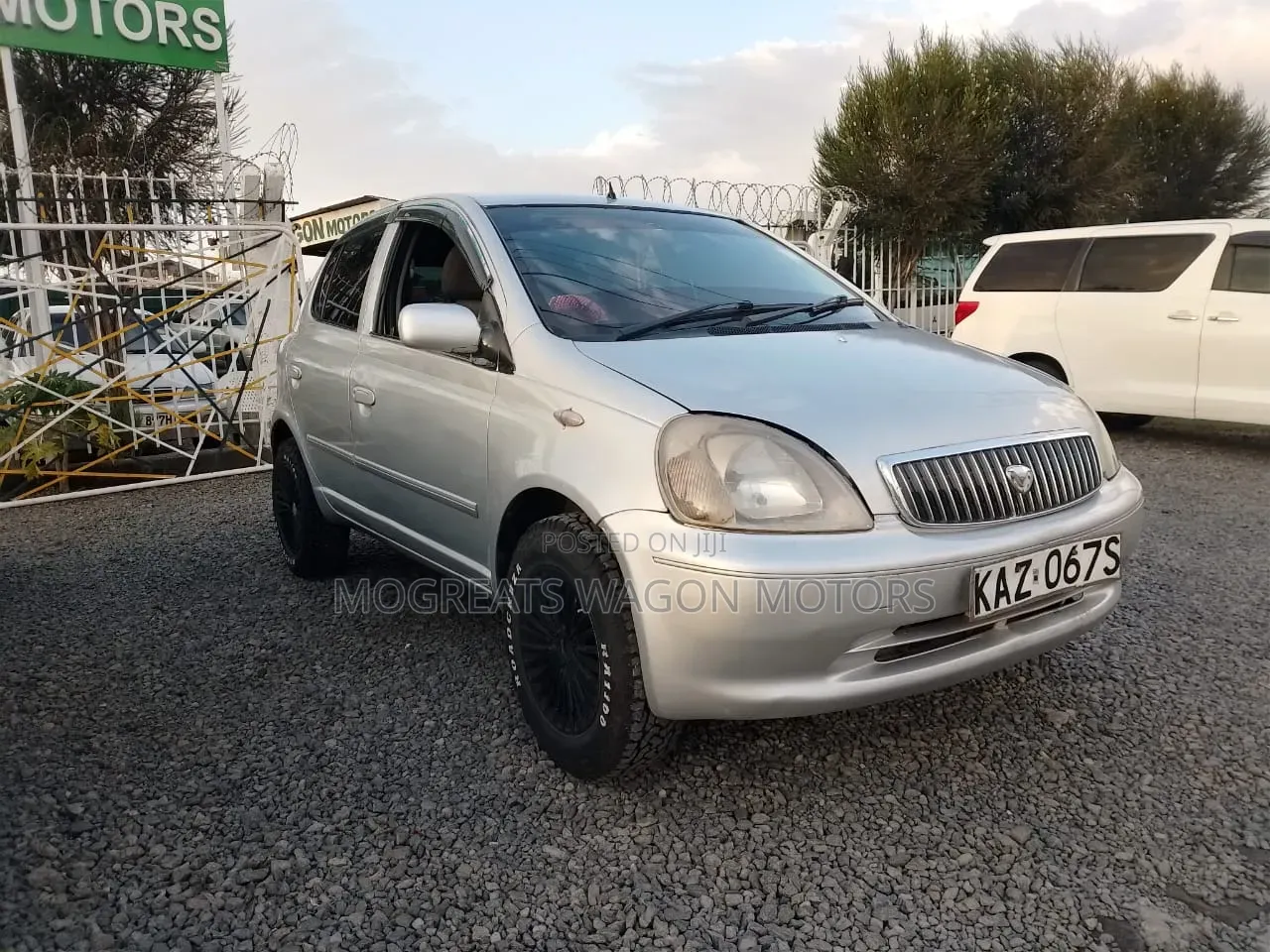 Toyota Vitz 2000 Silver