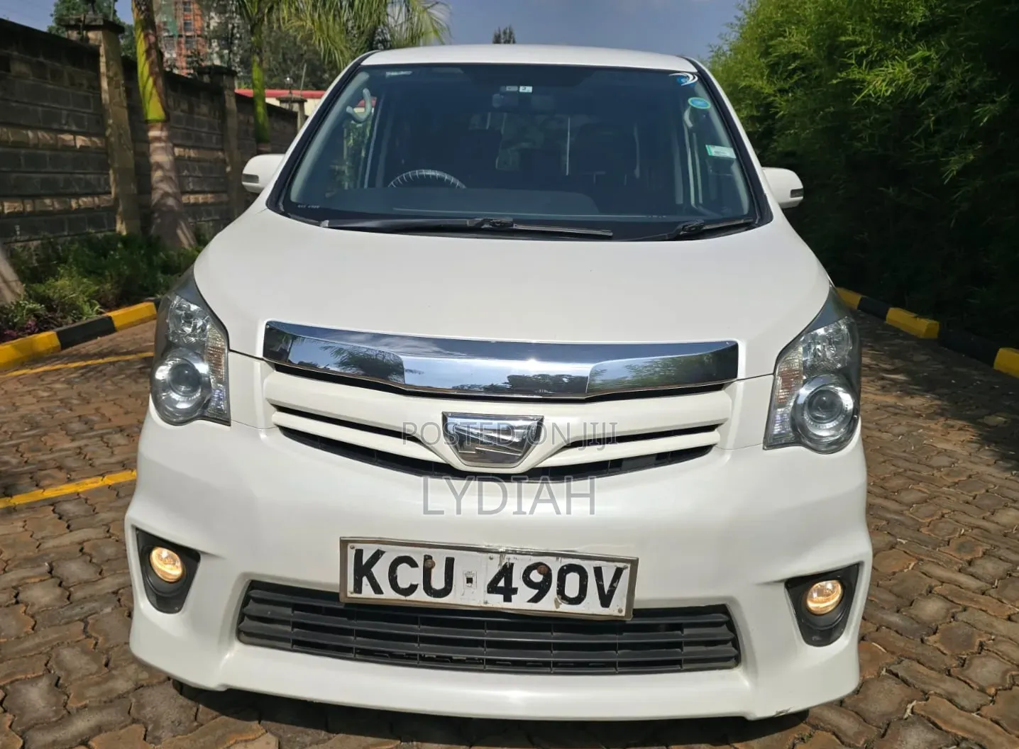 Toyota Noah 2012 White