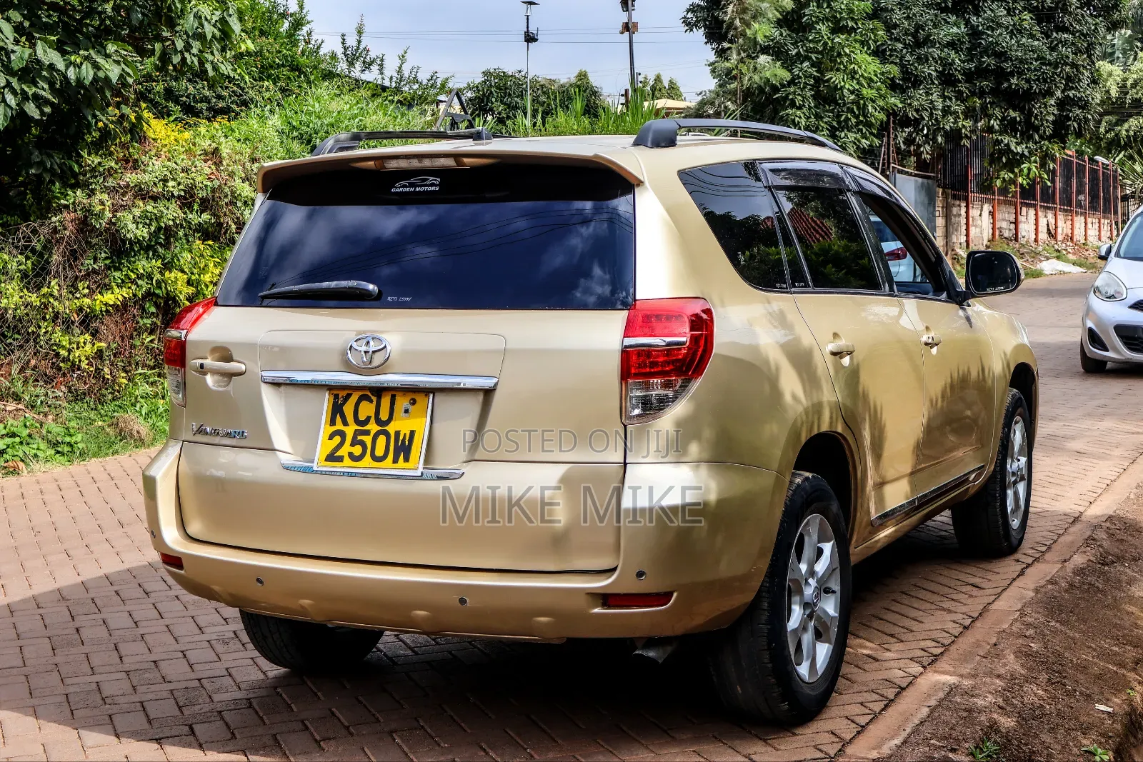 Toyota Vanguard 2011 Gold