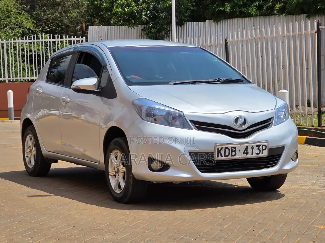 Toyota Vitz 2013 Silver