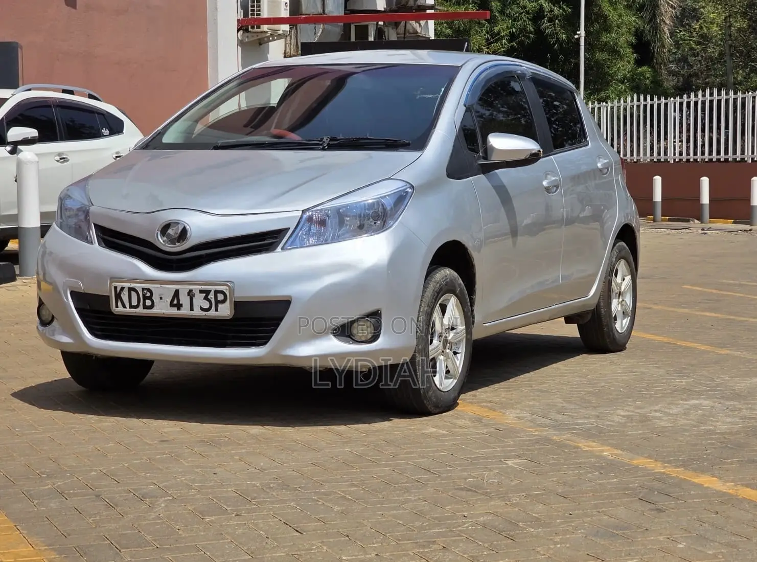 Toyota Vitz 2013 Silver