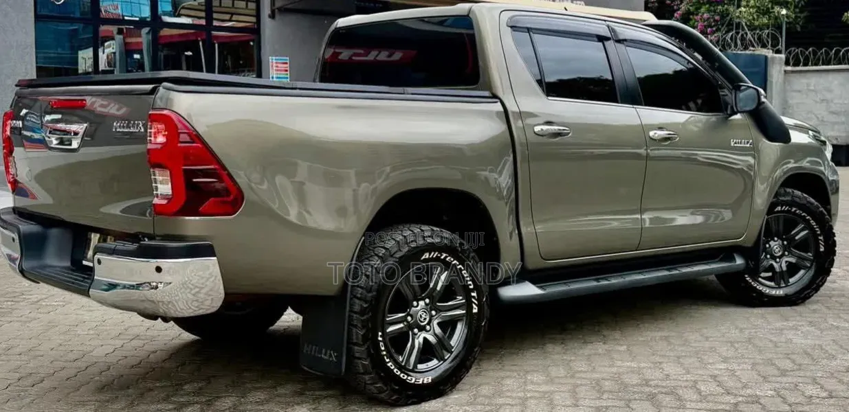 Toyota Hilux 2022 Green
