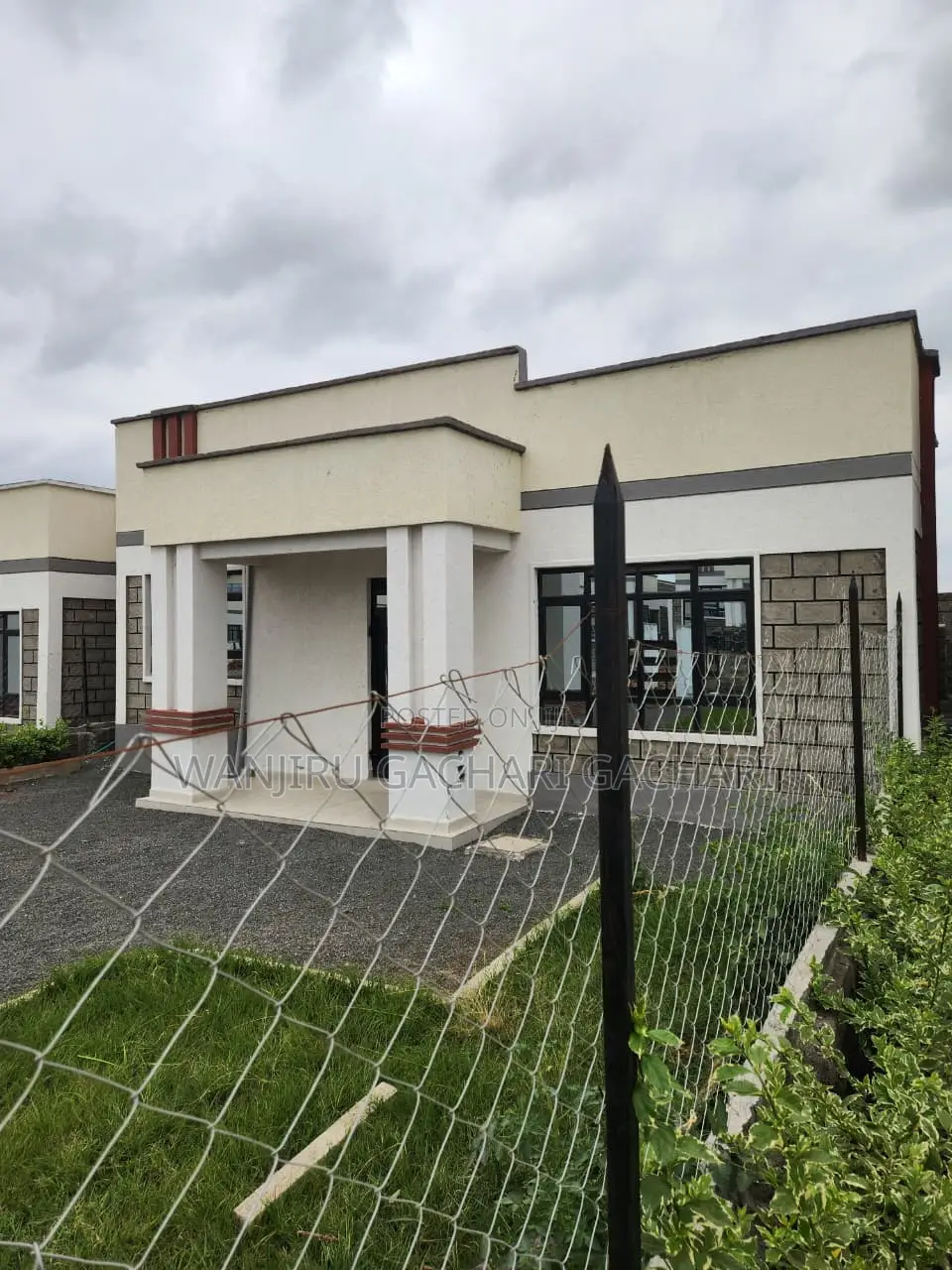 3bdrm Bungalow in Plainsview for rent