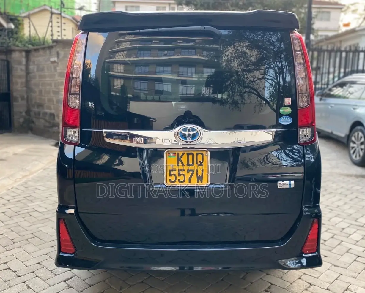 Toyota Noah 1.8 FWD Hybrid (7 seater) 2017 Black