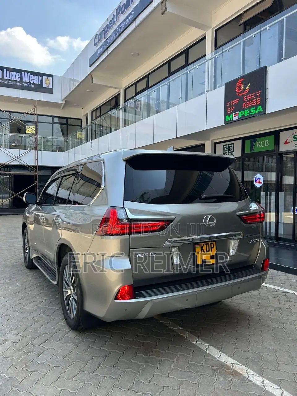 Lexus LX 570 AWD 2017 Gold