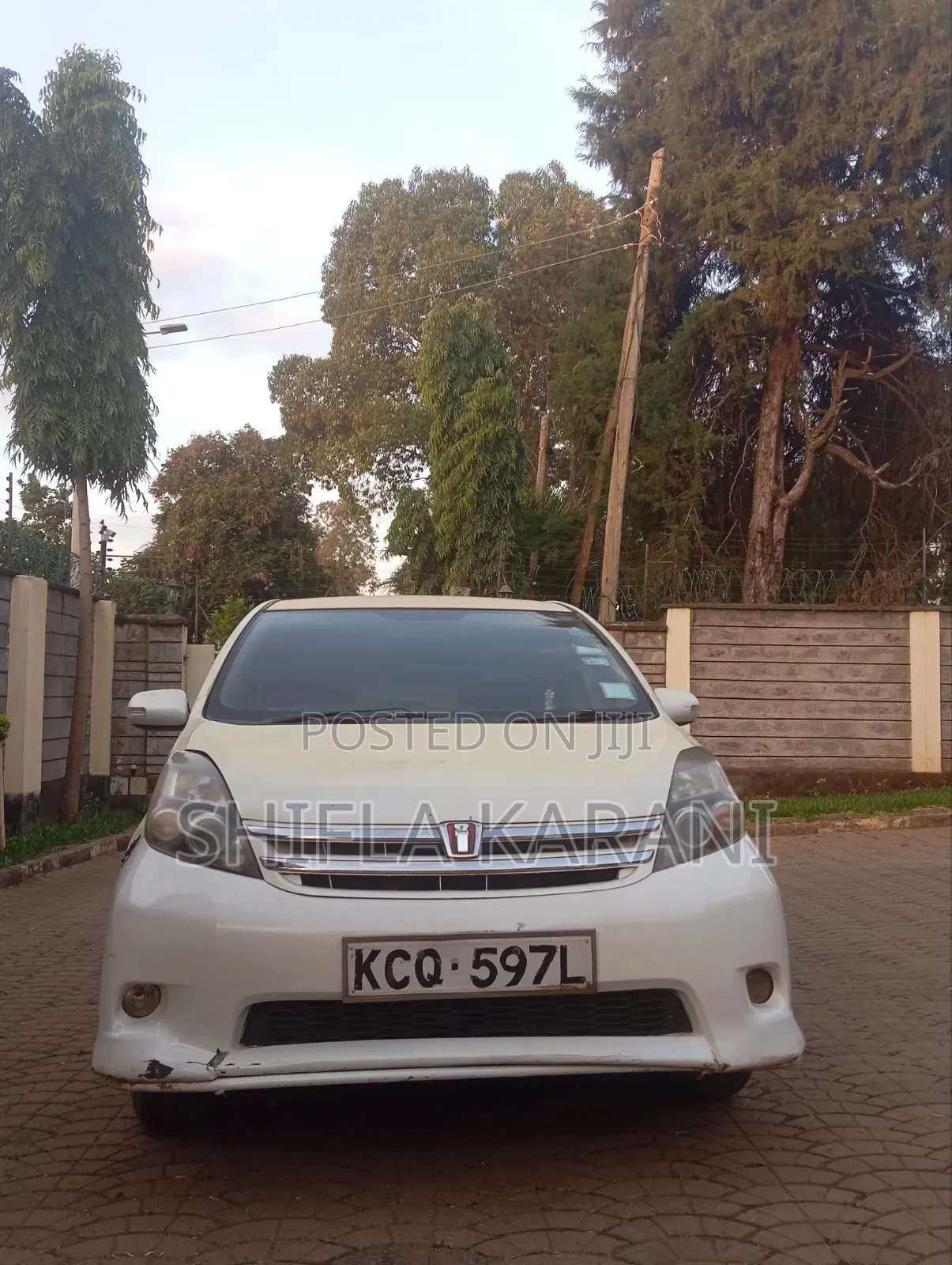 Toyota ISIS 2010 White