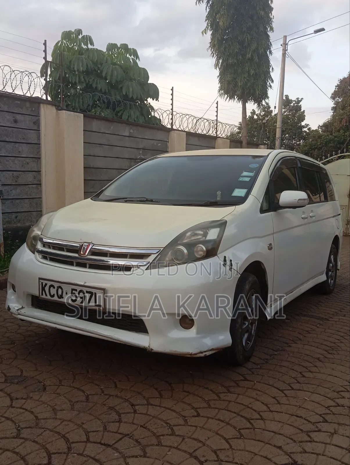 Toyota ISIS 2010 White