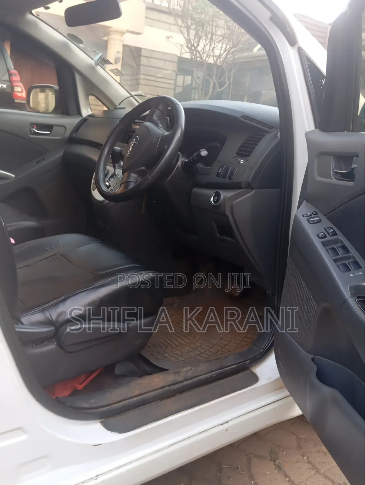 Toyota ISIS 2010 White
