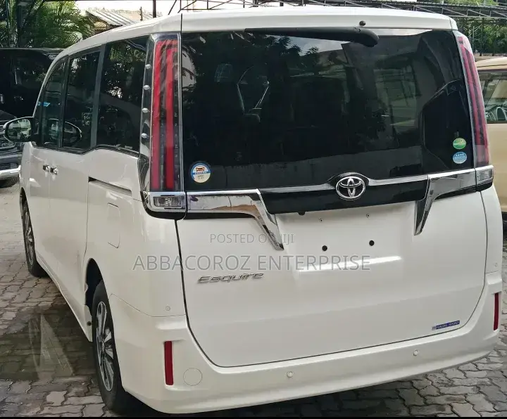 Toyota Esquire 2019 Pearl