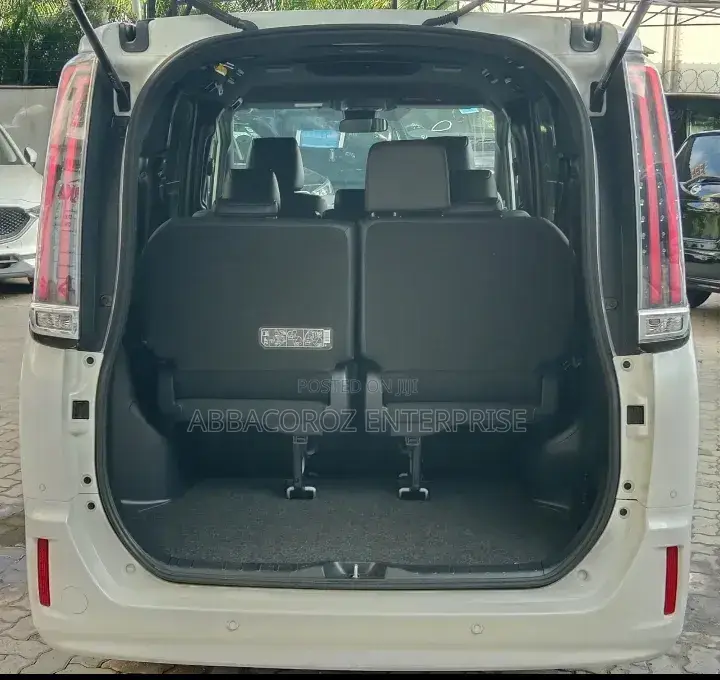 Toyota Esquire 2019 Pearl