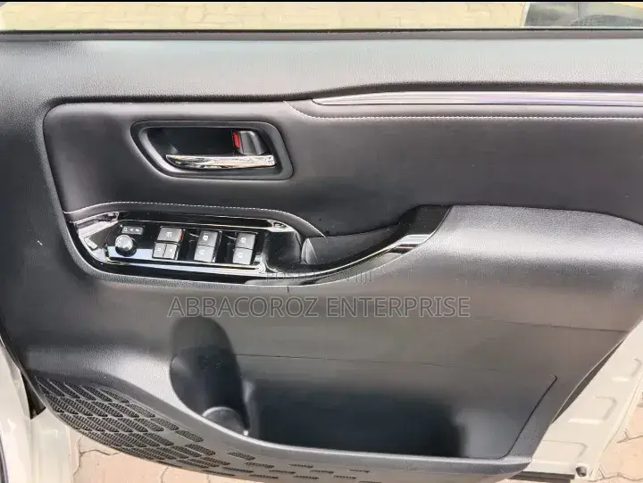 Toyota Esquire 2019 Pearl