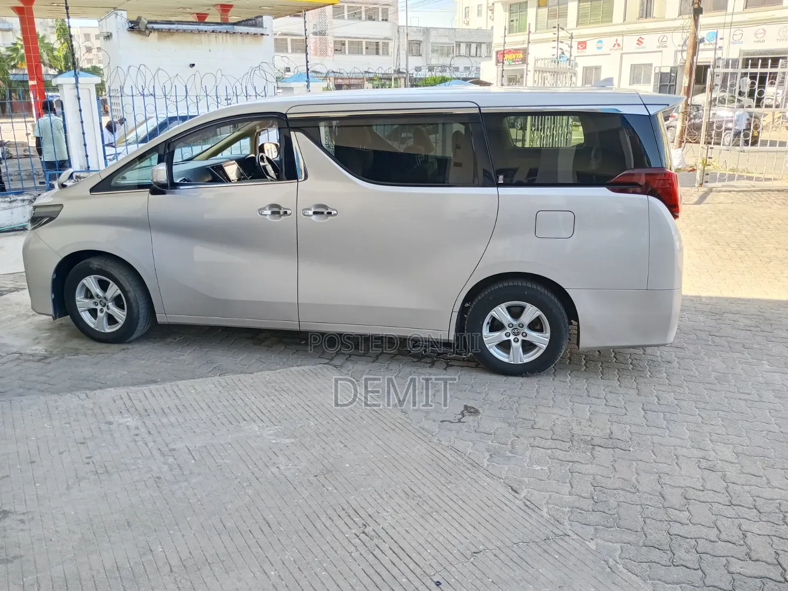 Toyota Alphard 2018 Gold