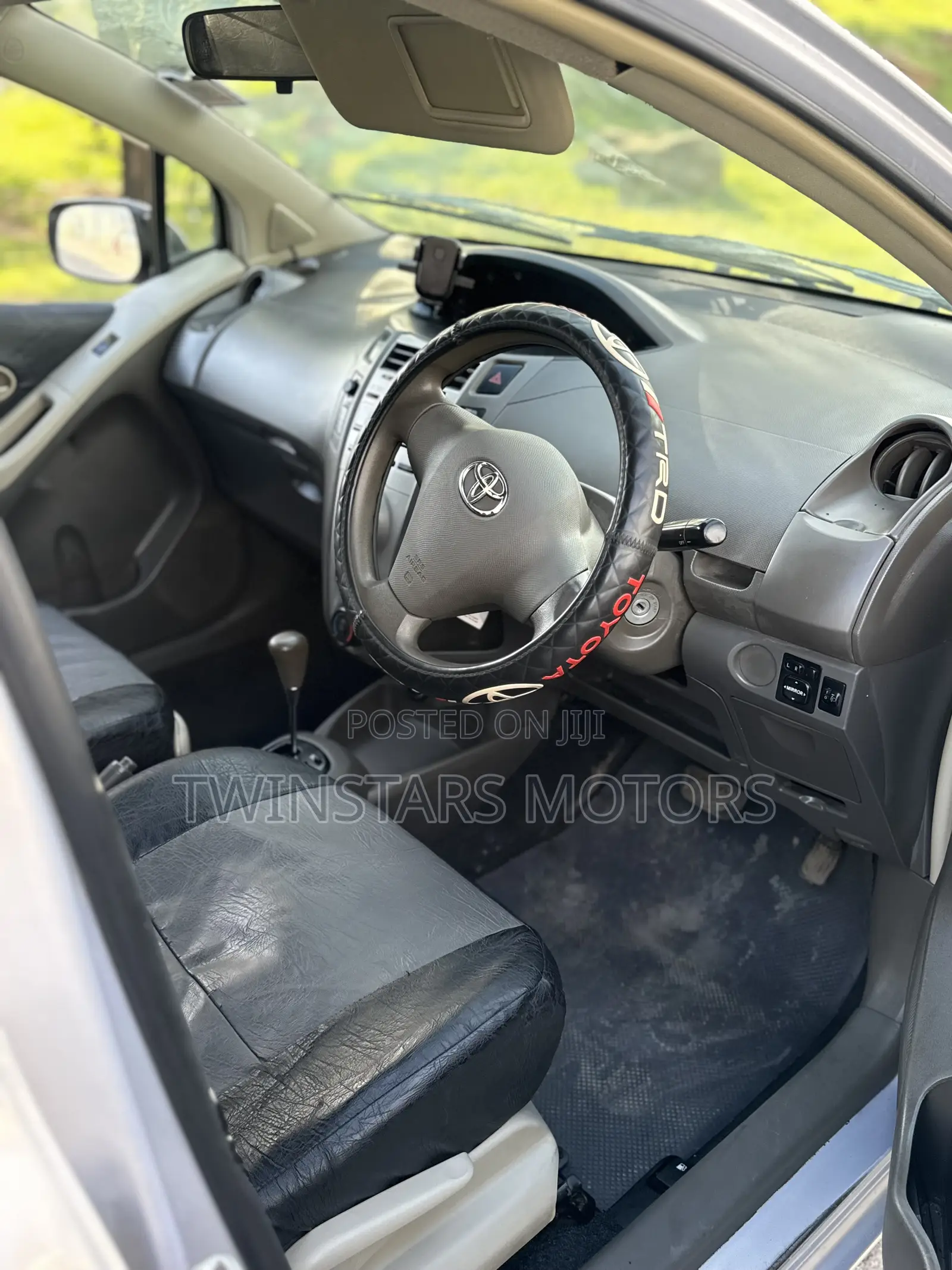 Toyota Vitz 1.3 FWD 3dr 2011 Purple