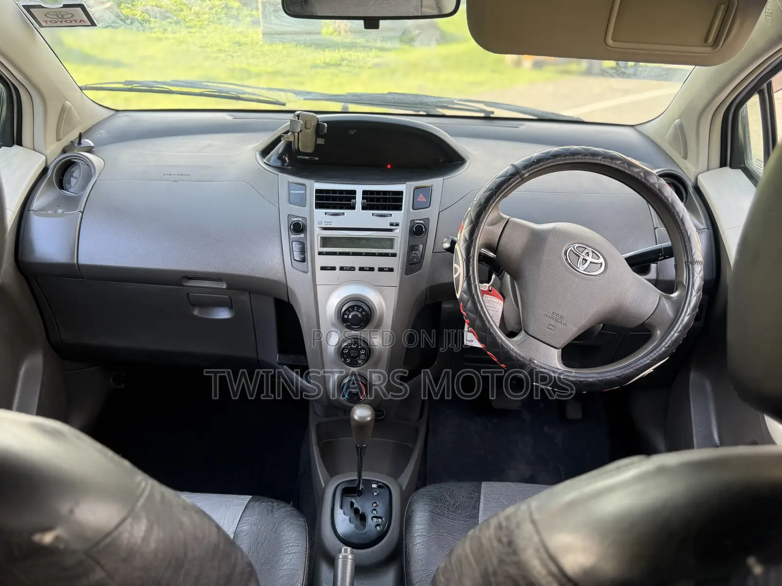 Toyota Vitz 1.3 FWD 3dr 2011 Purple