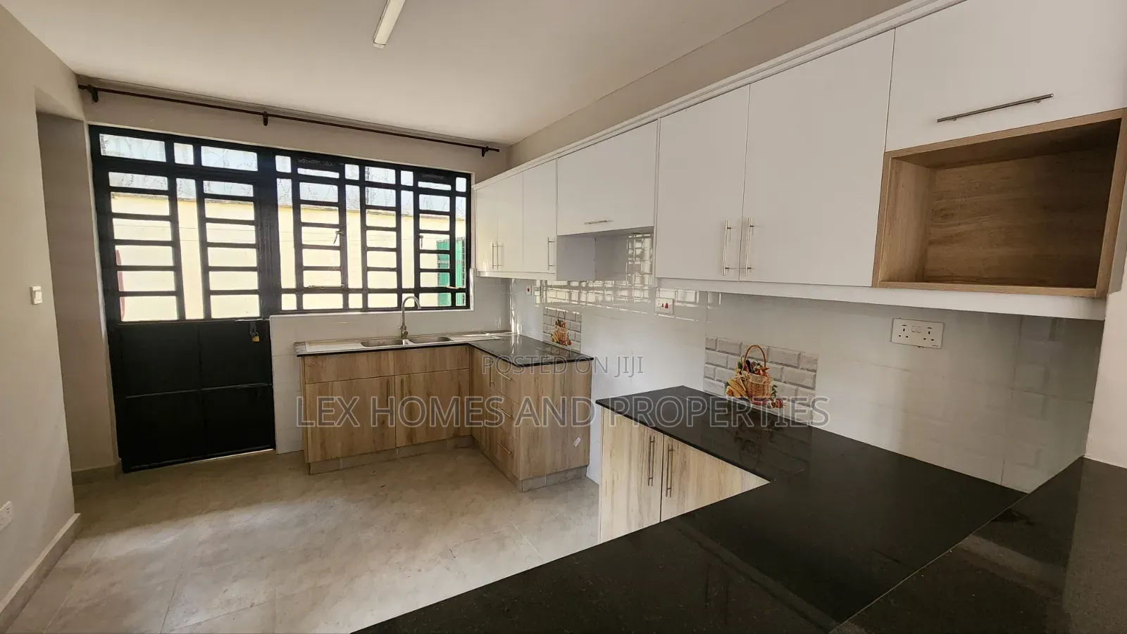 3bdrm Townhouse / Terrace in Oloika for rent