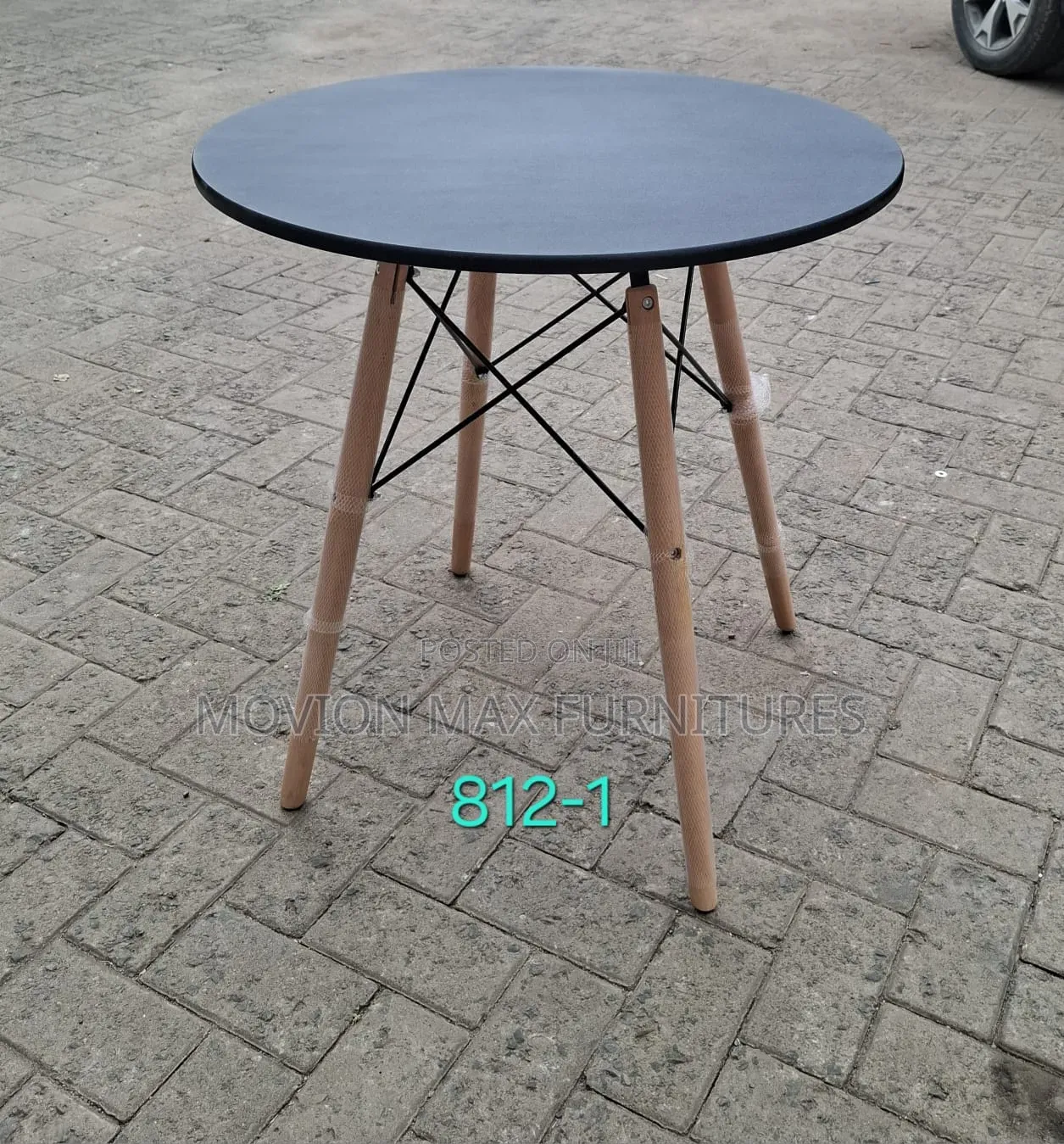 Round Eames Table