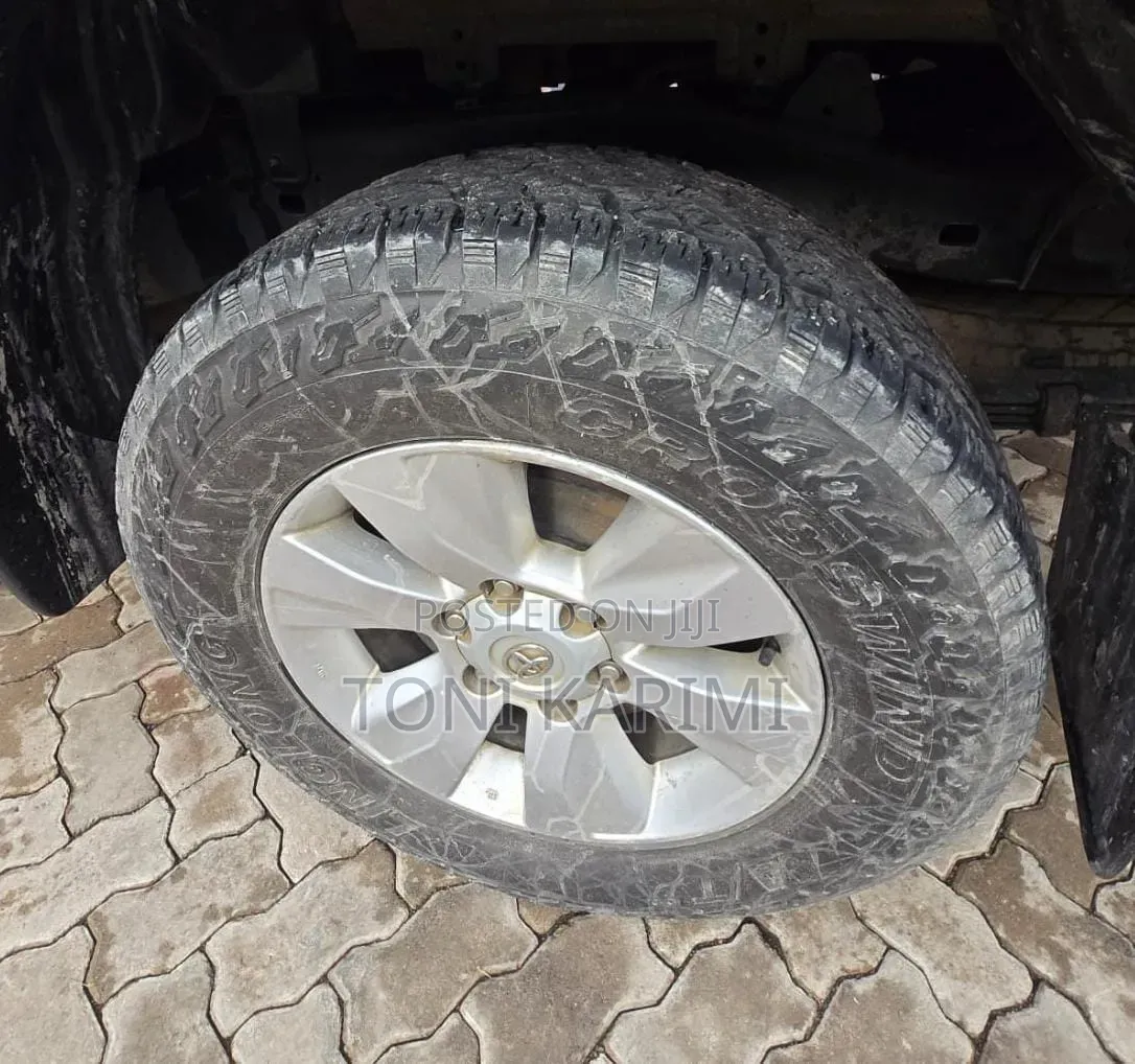 Toyota Hilux 2016 Black