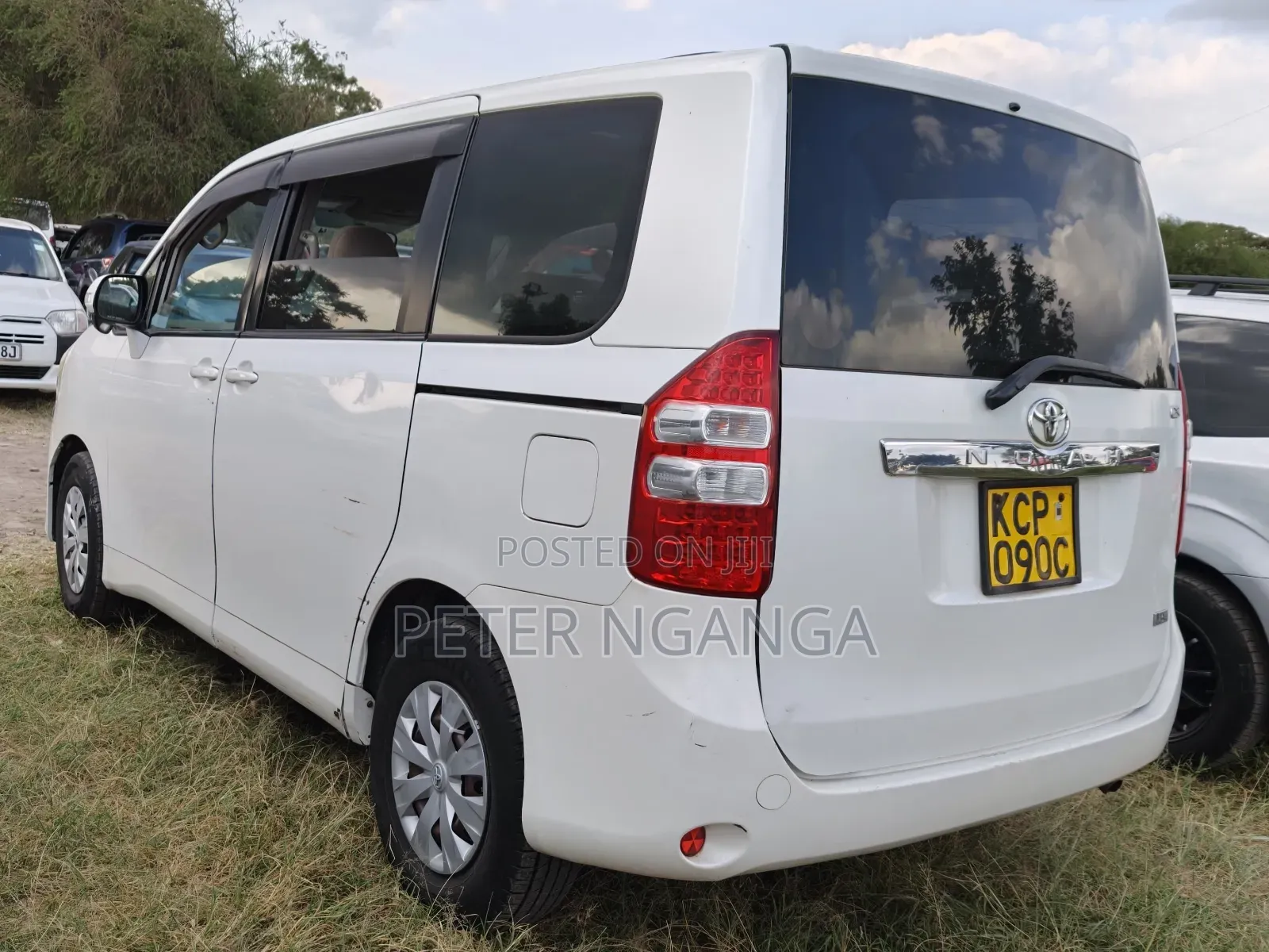 Toyota Noah 2011 Off white