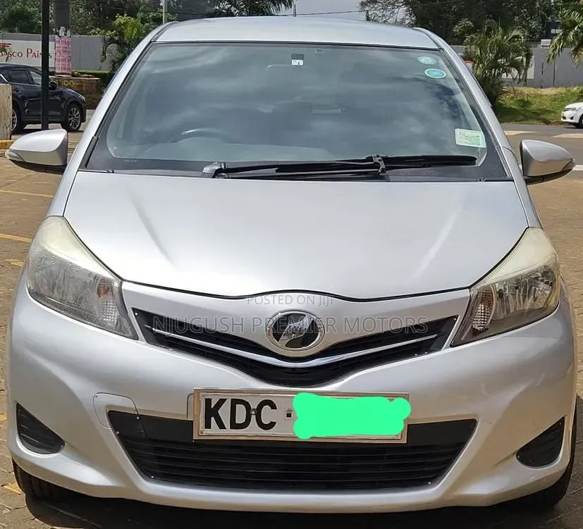 Toyota Vitz 2014 Silver