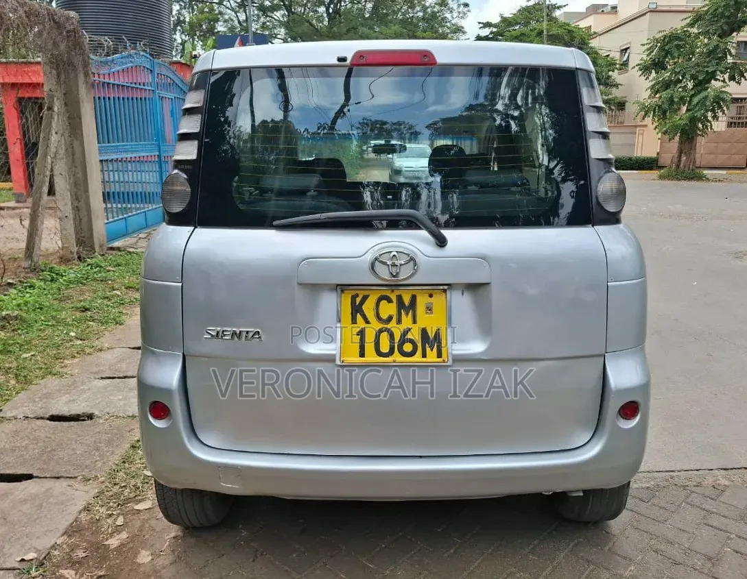 Toyota Sienta 2010 Silver