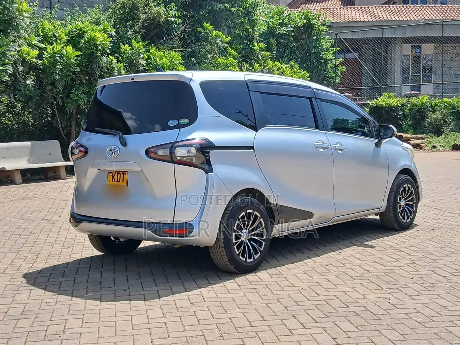 Toyota Sienta 2018 Silver