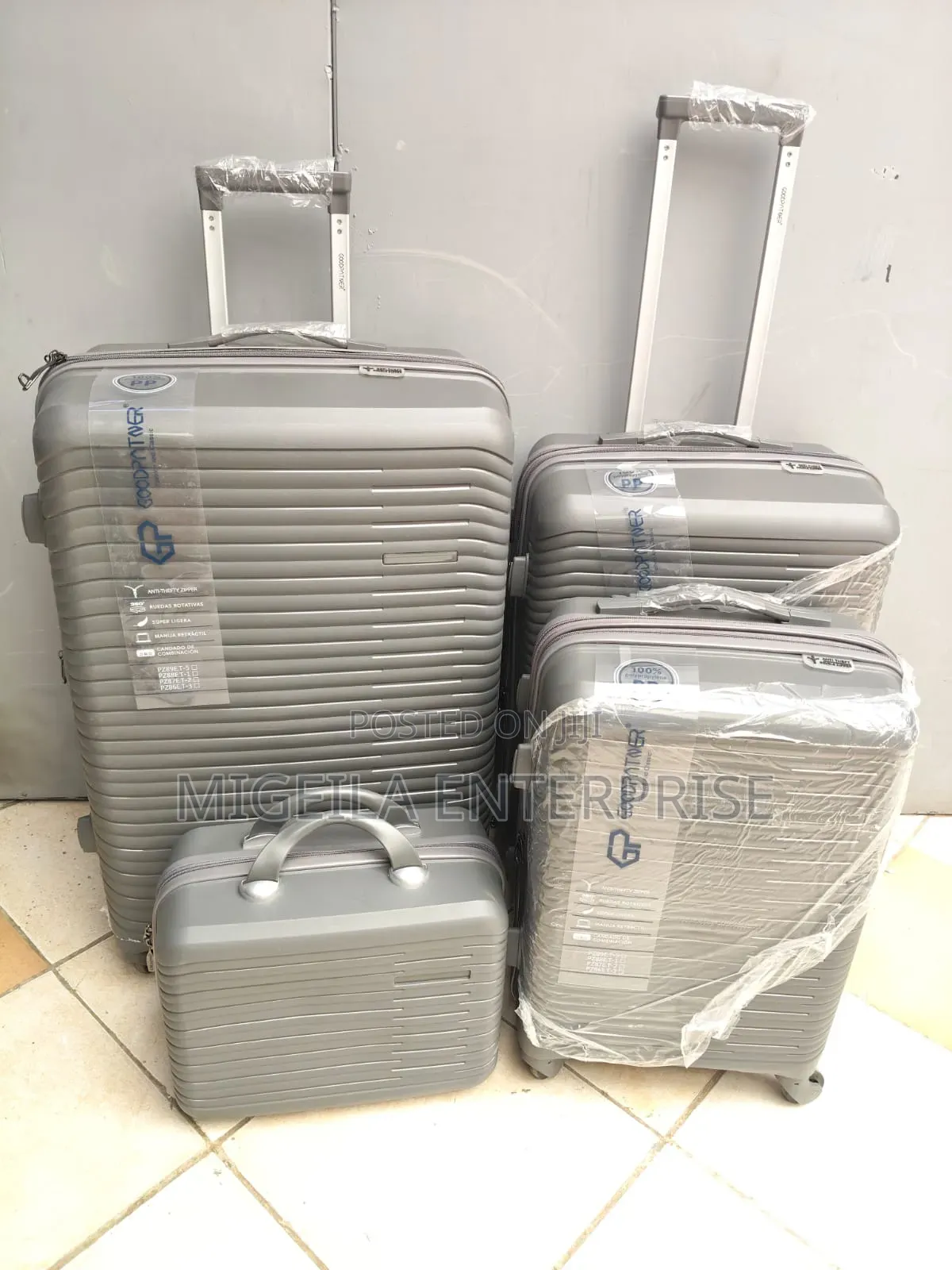 *4 in 1 Luxurious Unbreakable Suitcase*