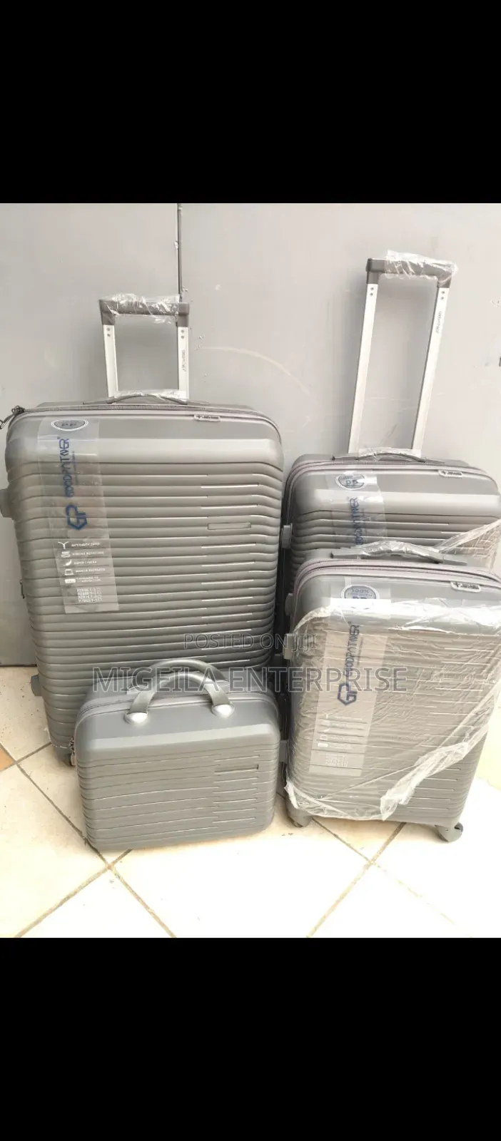 *4 in 1 Luxurious Unbreakable Suitcase*