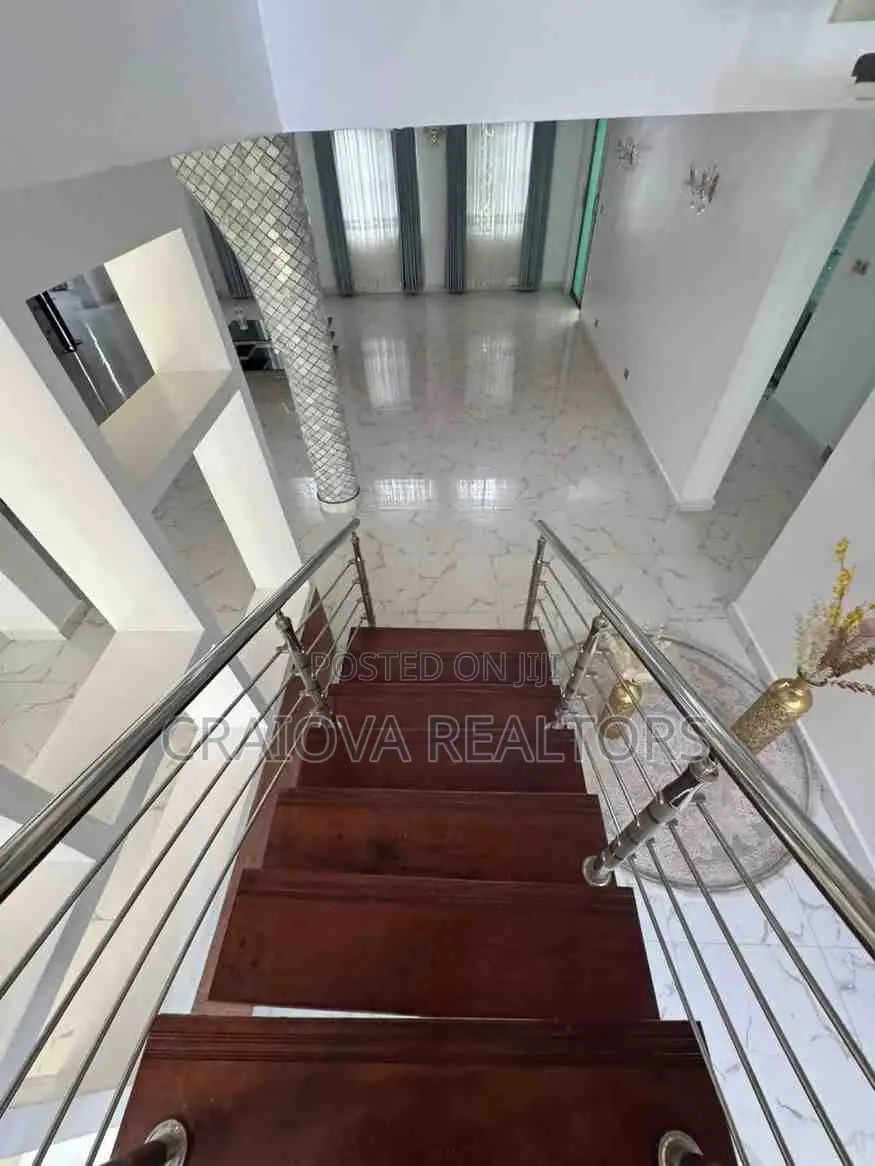 5bdrm House in Hardy for sale