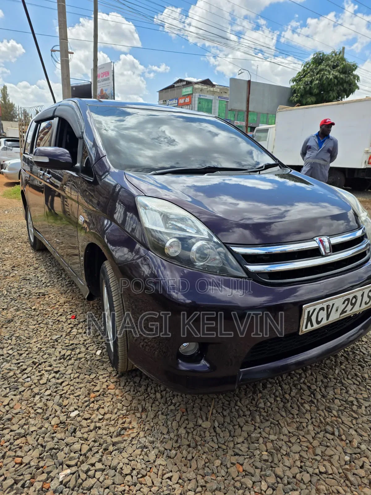 Toyota ISIS 2012 Burgundy