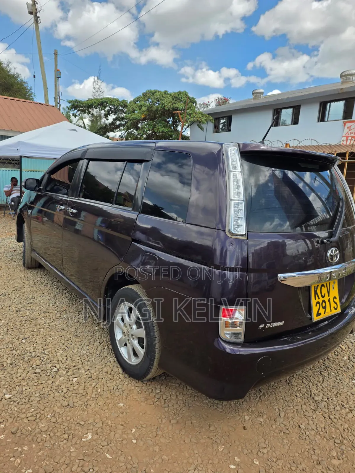 Toyota ISIS 2012 Burgundy