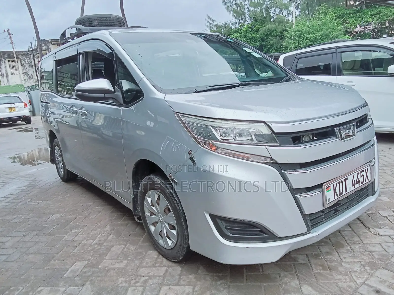Toyota Noah 2017 Silver