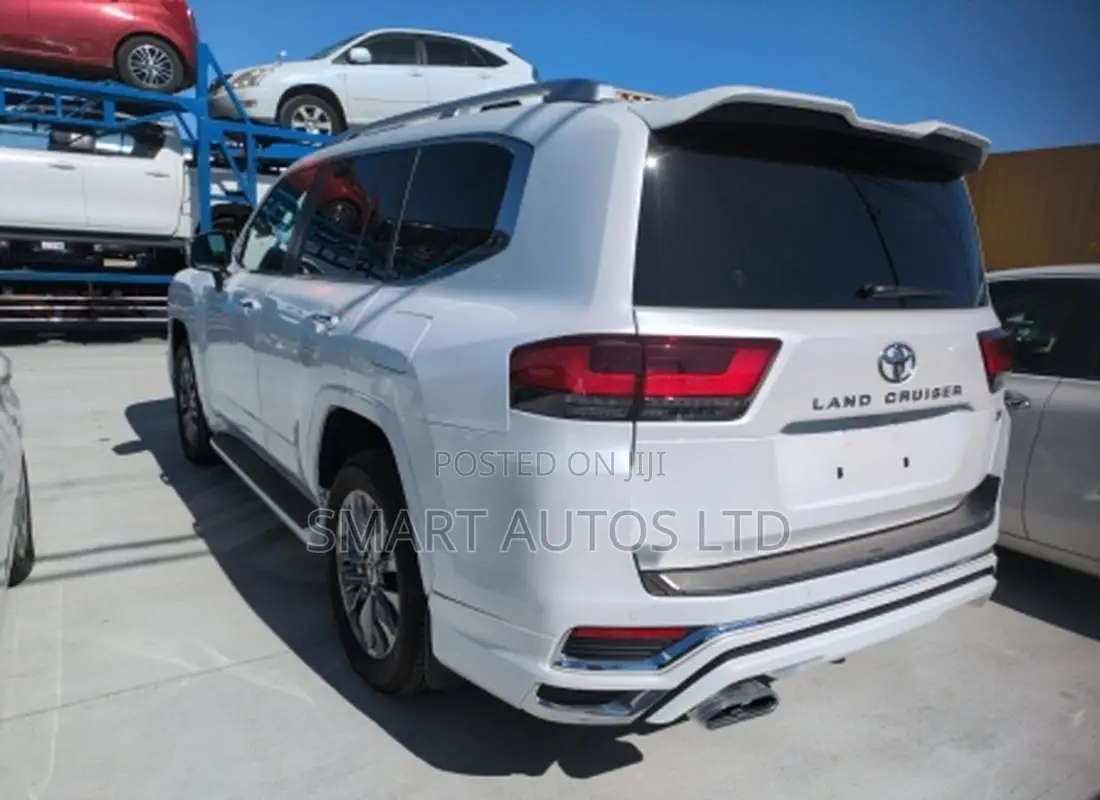 Toyota Land Cruiser LC300 2022 Off white