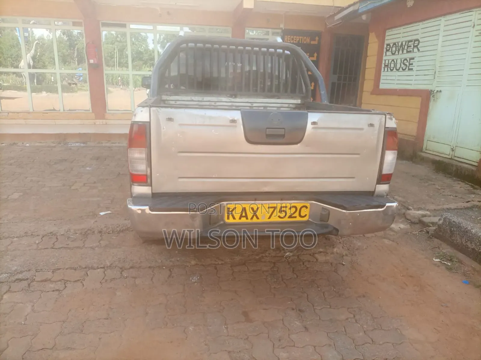 Nissan Hardbody 2009 Silver