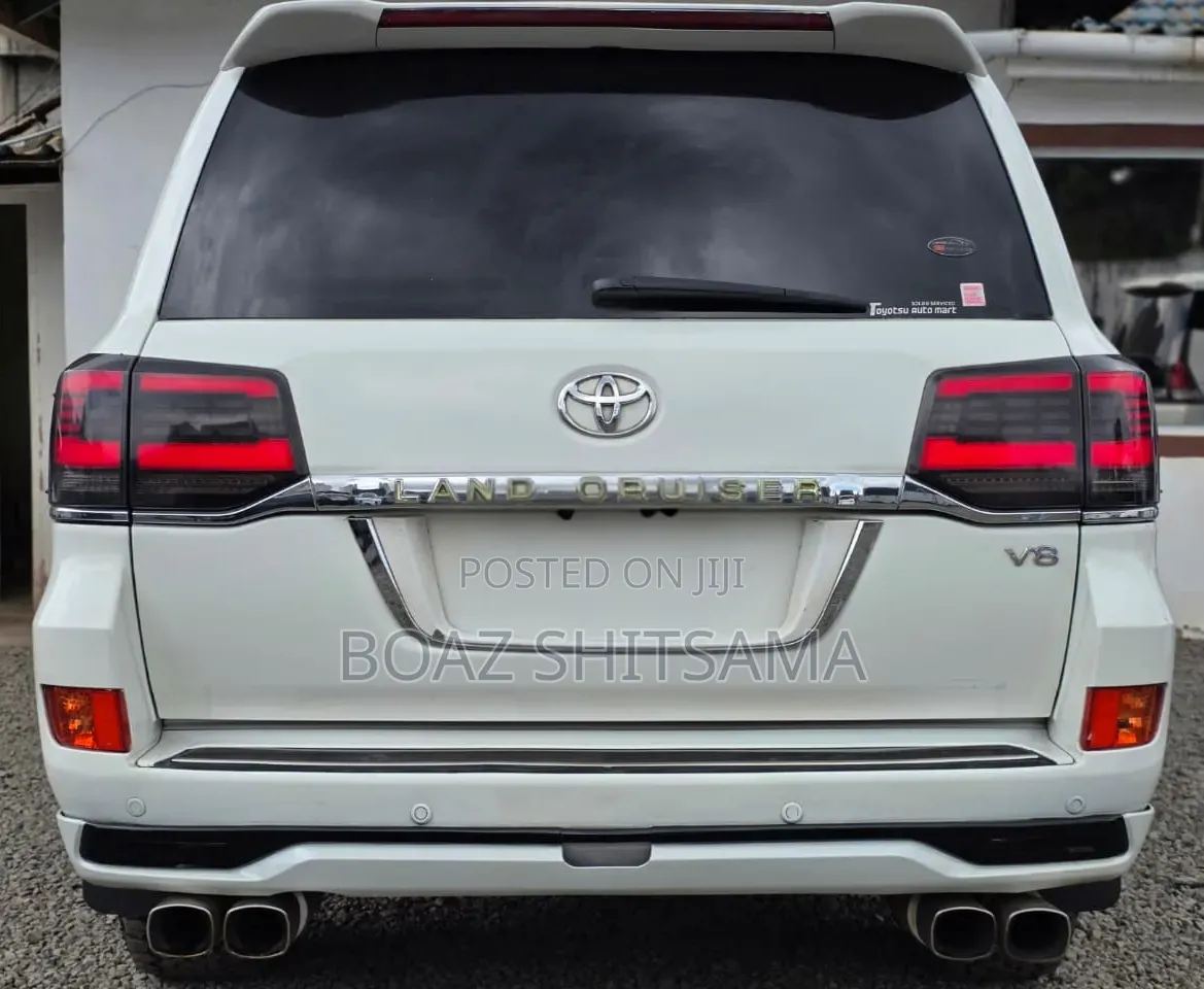 Toyota Land Cruiser 2010 White