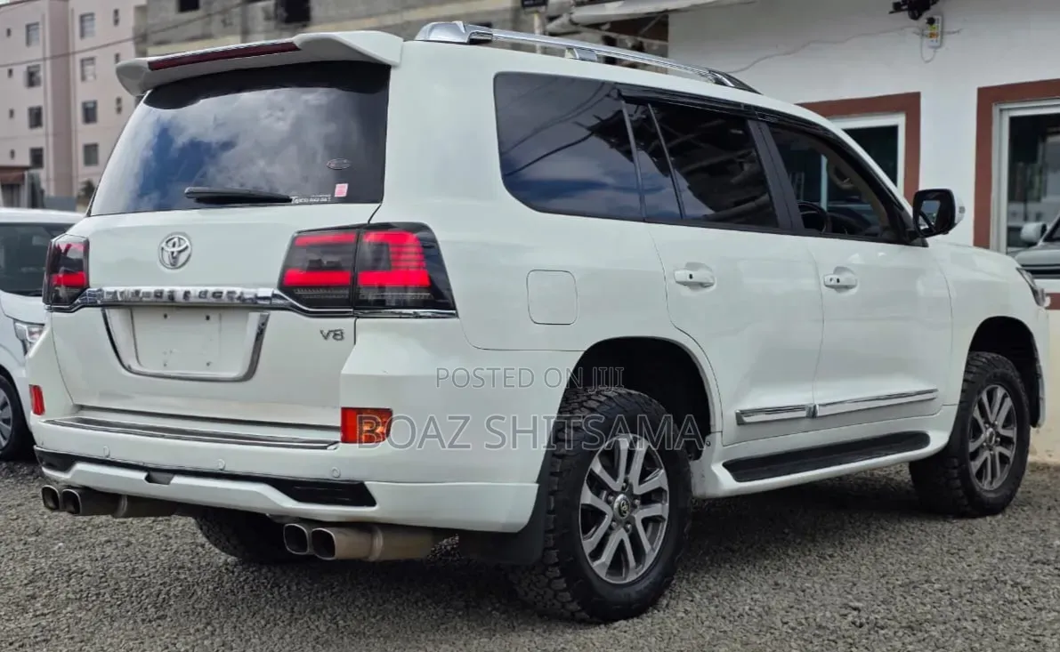 Toyota Land Cruiser 2010 White
