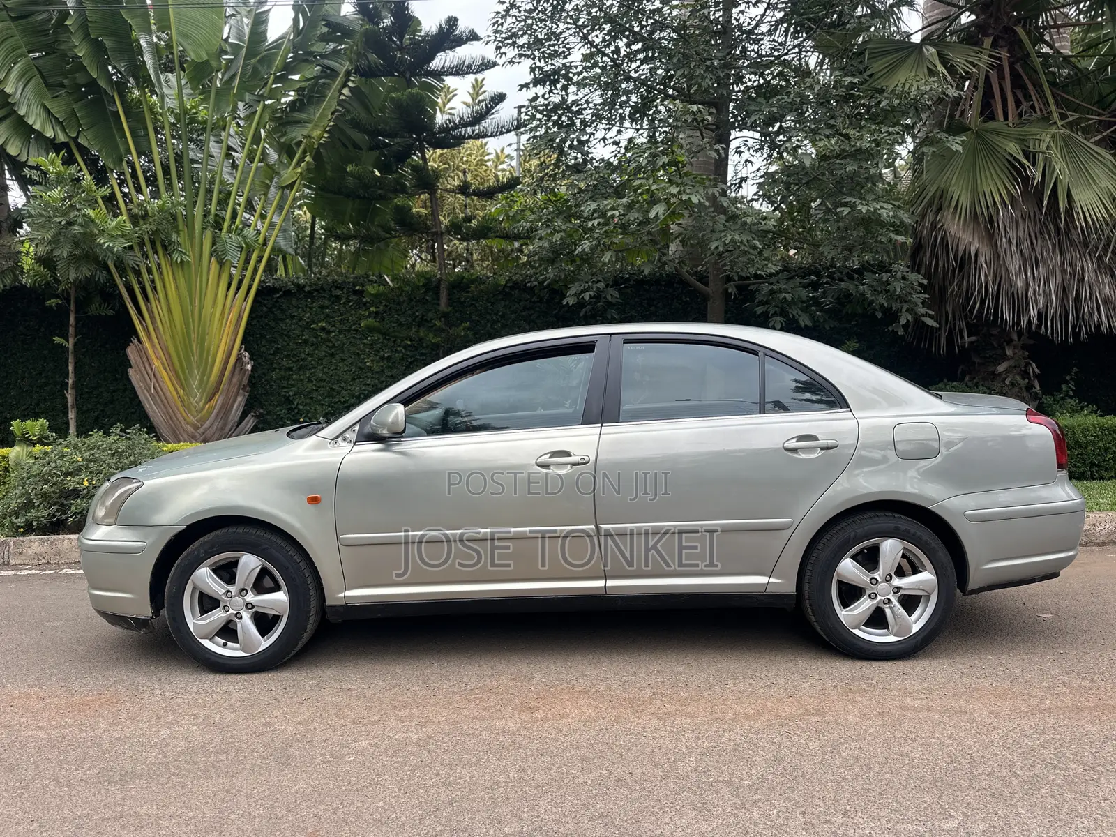 Toyota Avensis Liftback 2004 Gray