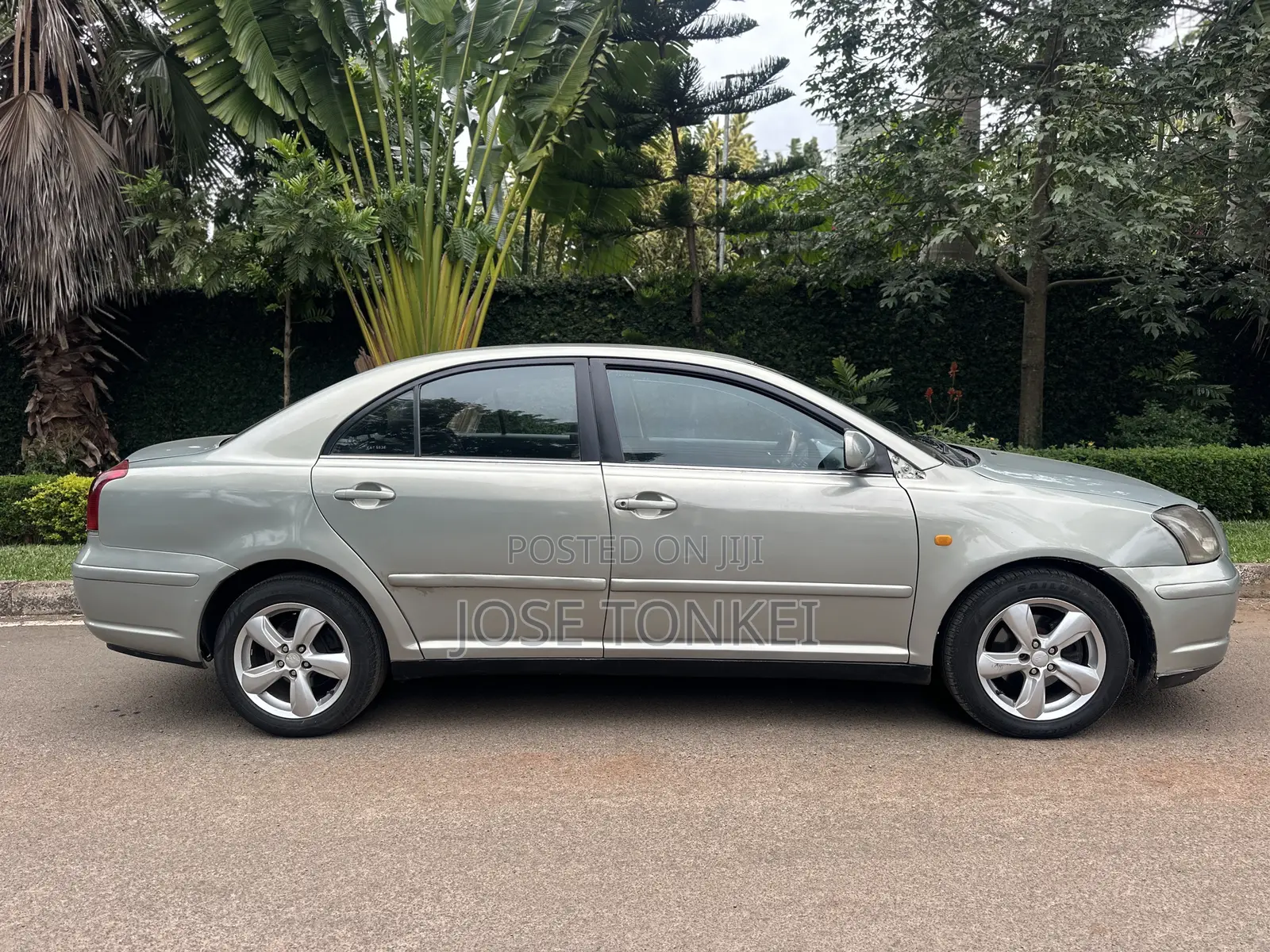 Toyota Avensis Liftback 2004 Gray
