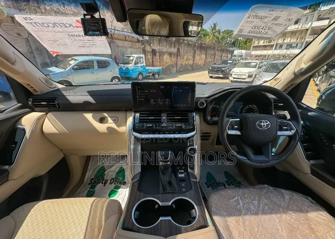 Toyota Land Cruiser LC300 2024 Black