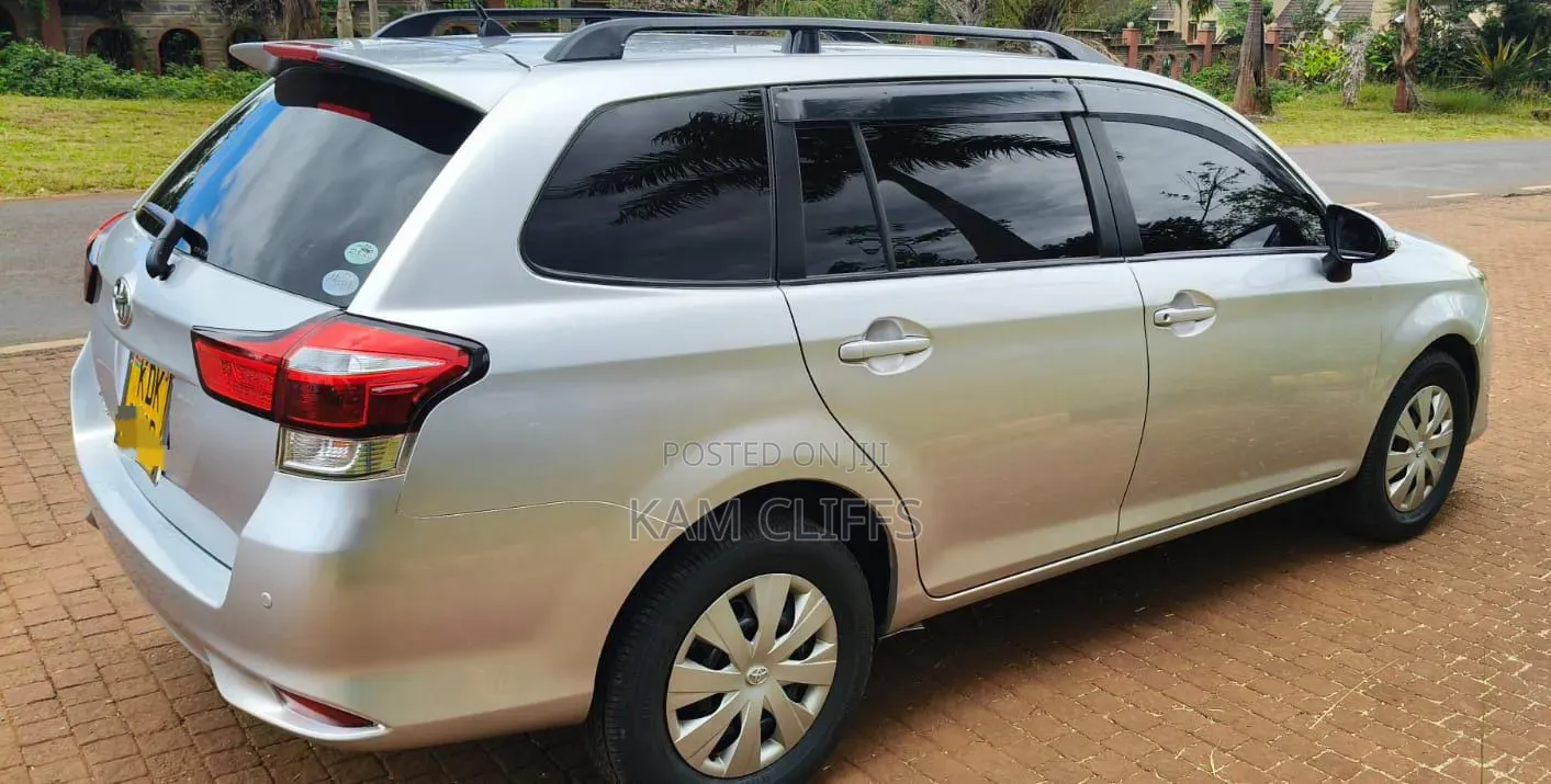 Toyota Corolla Fielder 2017 Silver