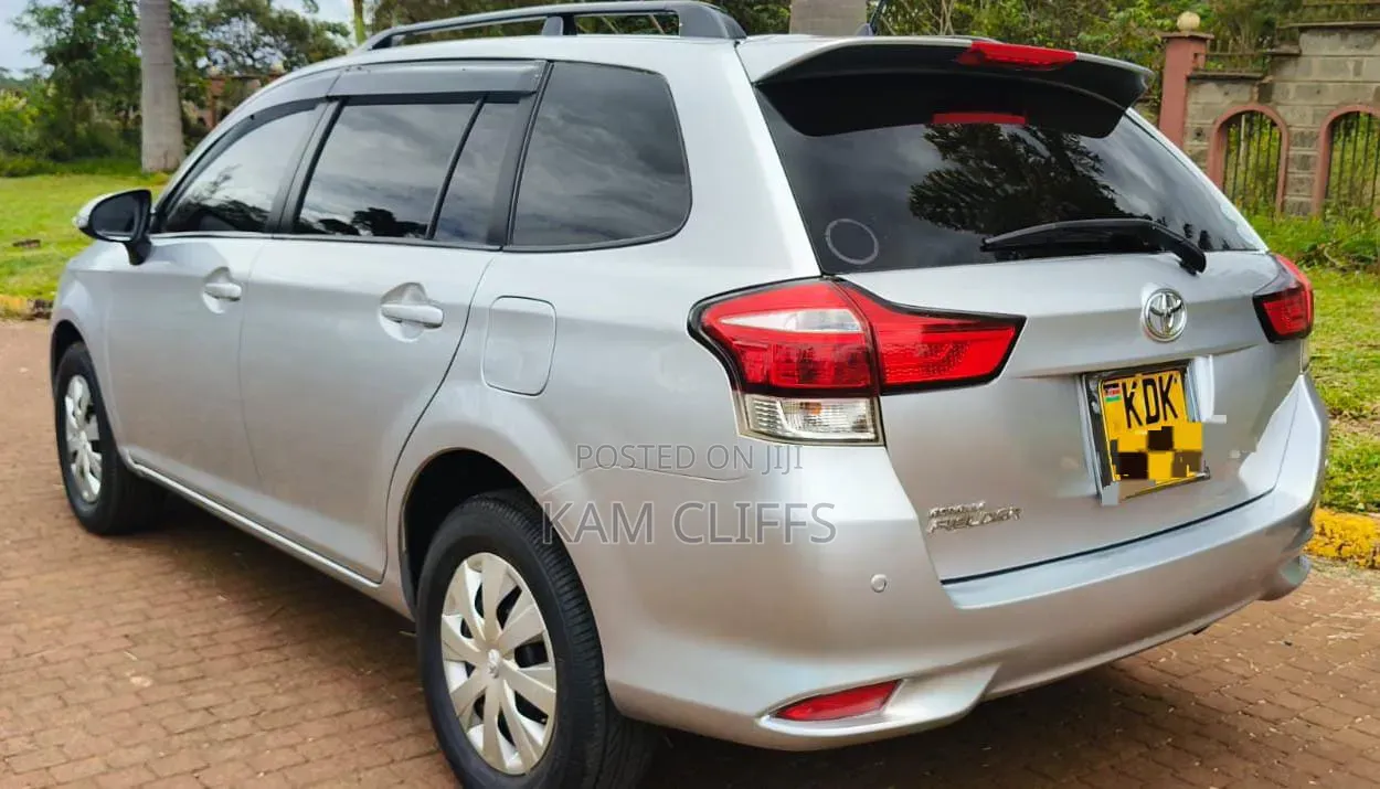 Toyota Corolla Fielder 2017 Silver